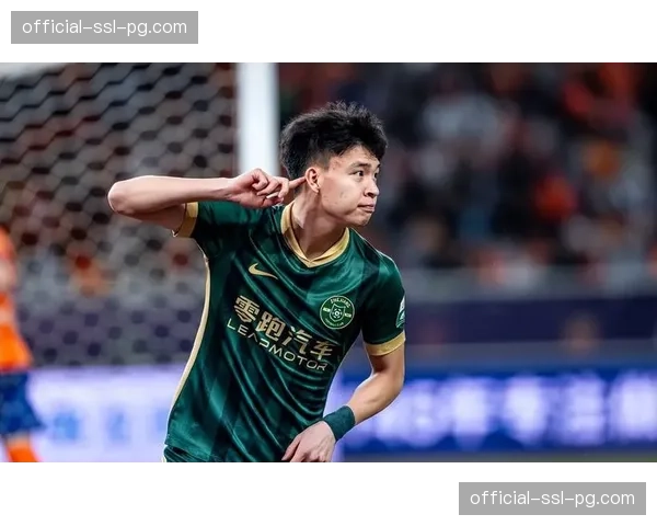 官方：沙尔克04与18岁青训天才前锋迈尔续约至2029年。