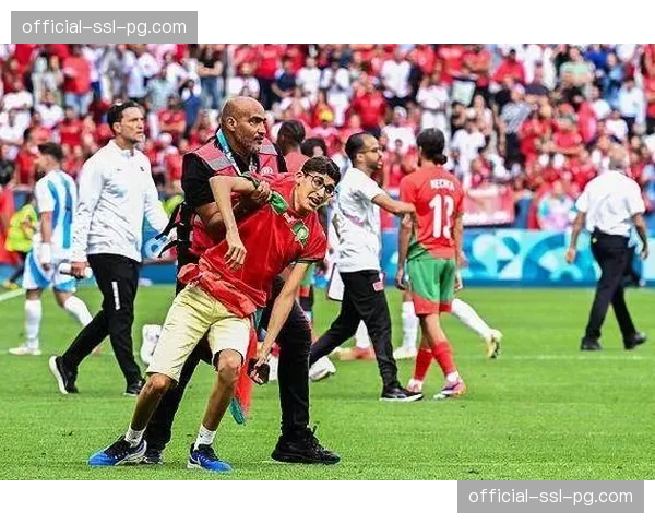 即时：比赛因球迷向场内投掷杂物中断10分钟